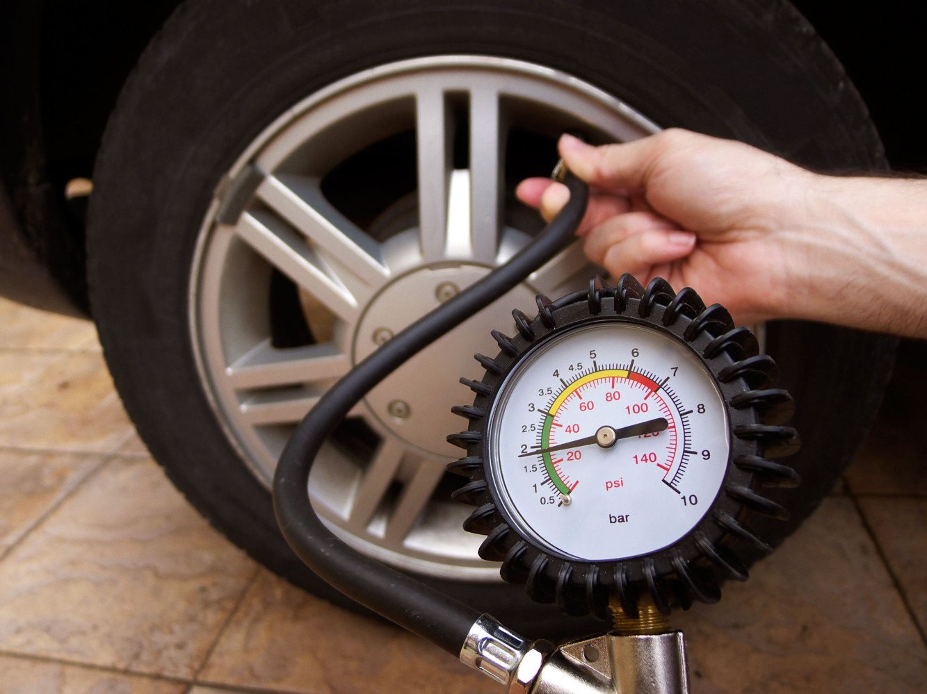 Đo áp suất lốp xe khi bơm lốp ô tô