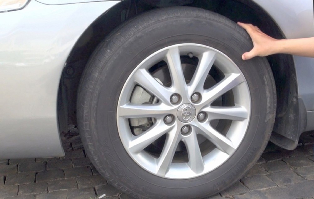 Kiểm tra lốp ô tô khi đi xa là điều không thể thiếu với người lái xe
