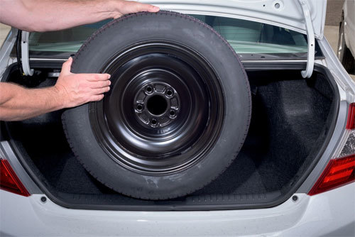 Tại sao lốp ô tô dự phòng lại nhỏ hơn so với lốp chính?