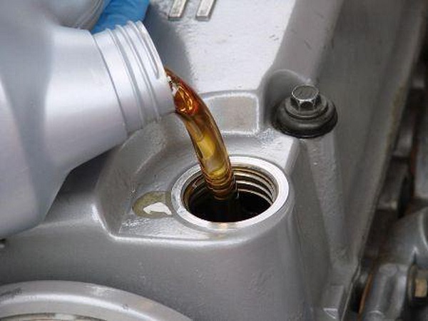 Đổ nhiều dầu nhớt ô tô khi thay có tốt hay không?