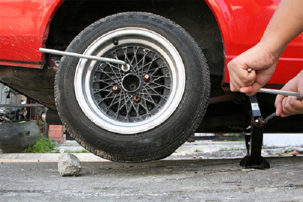 7 nguyên tắc thay lốp ô tô nhanh chóng khi gặp sự cố