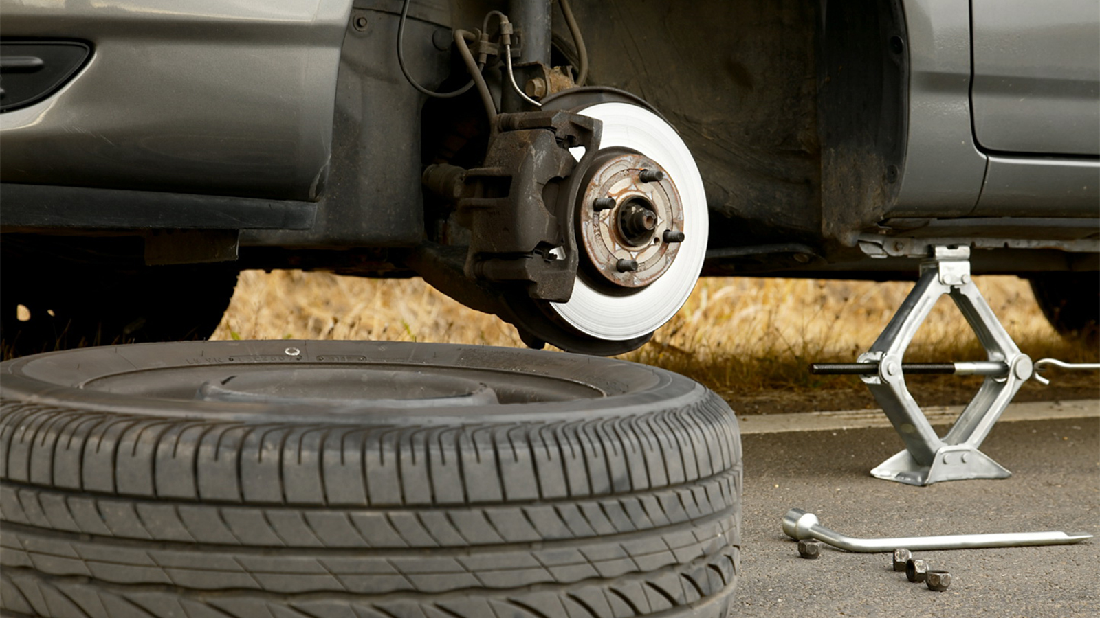 Đặt lốp dự phòng dưới gầm xe ô tô để đảm bảo an toàn