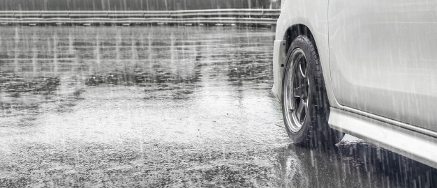 Bí quyết lái xe ô tô dưới trời mưa trơn trượt an toàn