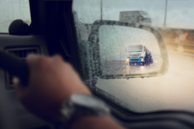 Đi chậm khi lái xe ô tô dưới trời mưa