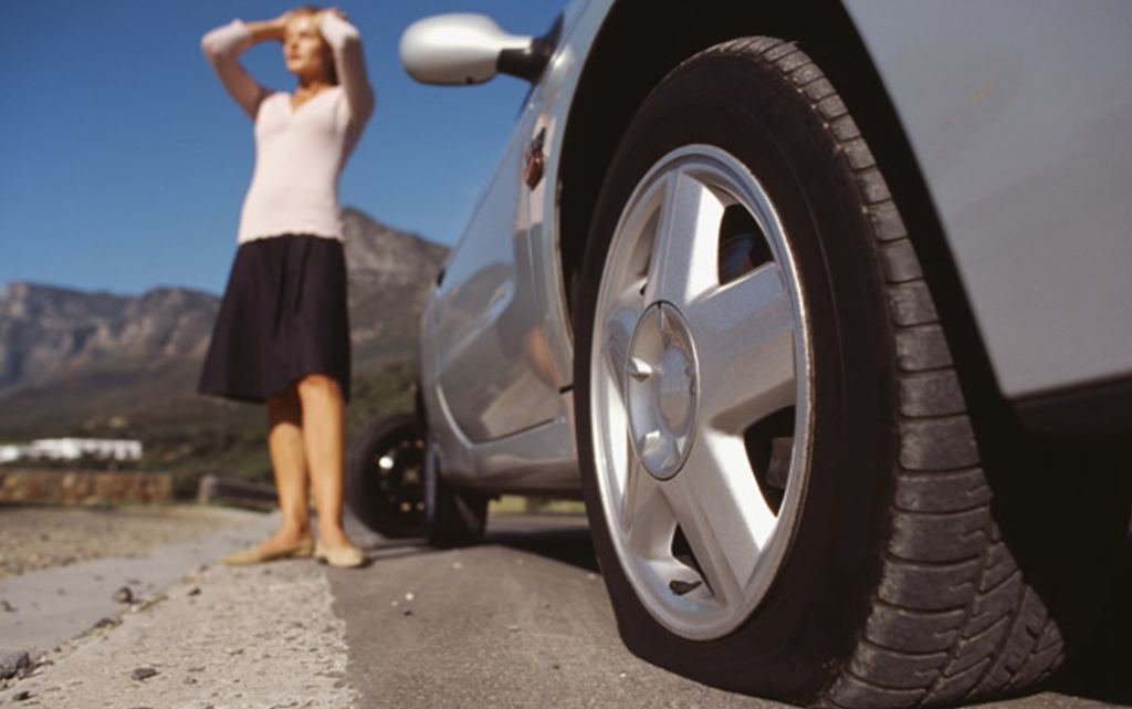 Đừng quá lo lắng khi lốp xe ô tô của bạn chẳng may bị dính đinh