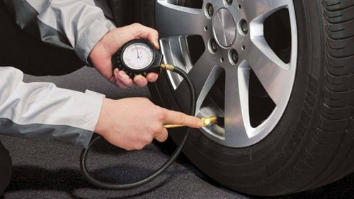 Kiểm tra độ mòn và áp suất của lốp xe ô tô