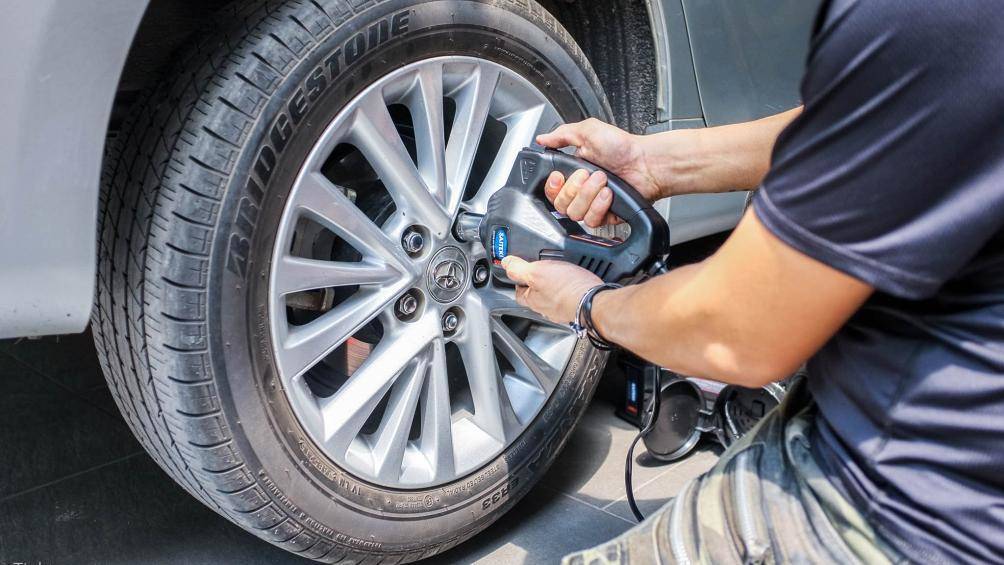 Hướng dẫn thay lốp xe ô tô đúng quy trình an toàn