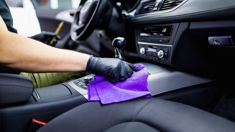Sử dụng khăn mềm để lau các bộ phân, nội thất bên trong xe