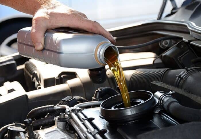 tác hại khi đổ thừa dầu nhớt ô tô